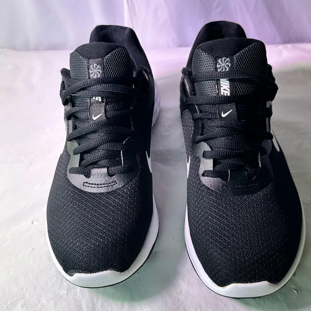 Nike Black & White Lightweight Training Sneakers